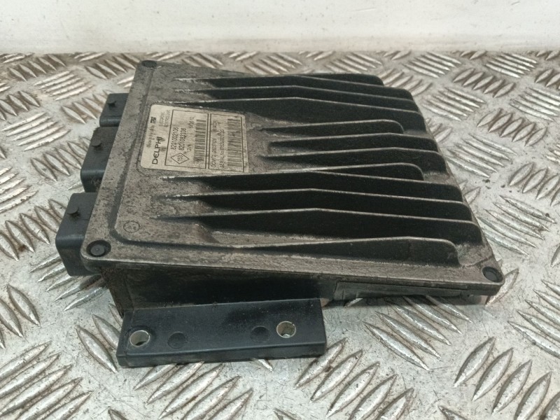 Recambio de centralita motor uce para dacia logan referencia OEM IAM 8201002106 8201083336 