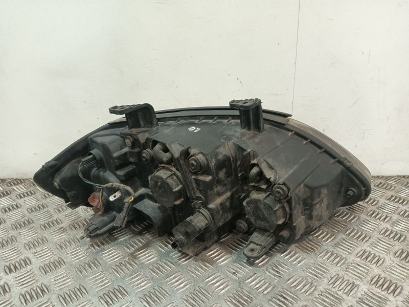 Recambio de faro izquierdo para ssangyong rodius i 2.7 xdi referencia OEM IAM 8310121305  