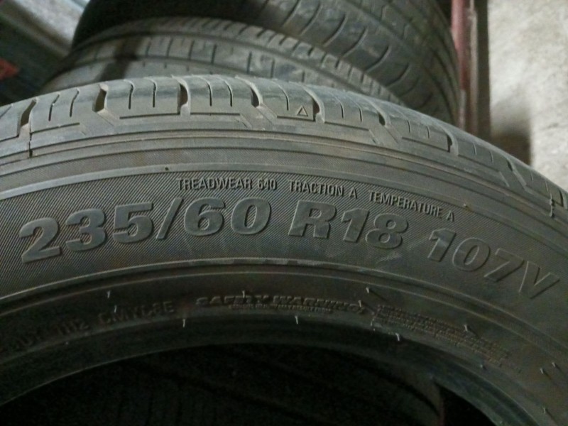 Recambio de neumatico pareja para neumatico neumatico ocasion referencia OEM IAM 235/60/18 107 V KUMHO CRUGENT HP71 