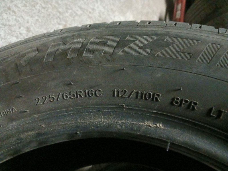 Recambio de neumatico ocasión para neumatico neumatico ocasion referencia OEM IAM 225/65/16 112/110R MAZZINI EFIVAN 