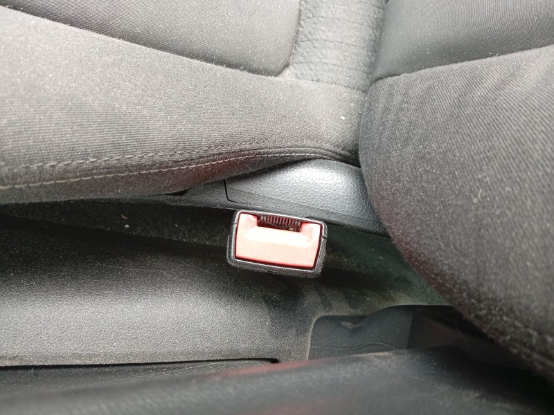 Recambio de enganche cinturon delantero derecho para audi a1 (8x1, 8xk) 1.6 tdi referencia OEM IAM 8X0857756B  