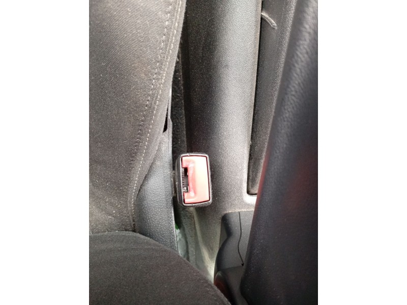 Recambio de enganche cinturon delantero izquierdo para audi a1 (8x1, 8xk) 1.6 tdi referencia OEM IAM 8X0857755B  