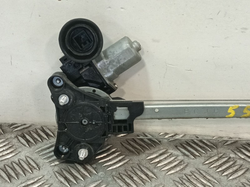 Recambio de elevalunas trasero derecho para mazda 3 berlina (bp) referencia OEM IAM BCJH7258X  