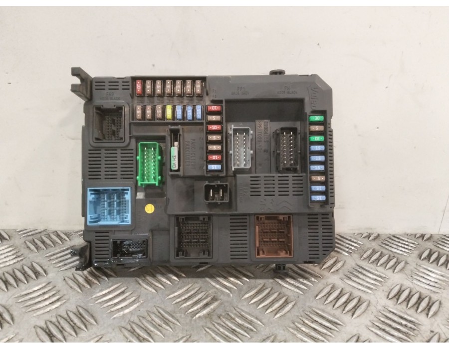 Recambio de caja reles / fusibles para citroën c4 cactus 1.2 vti 82 referencia OEM IAM 9807531680 E1064160 