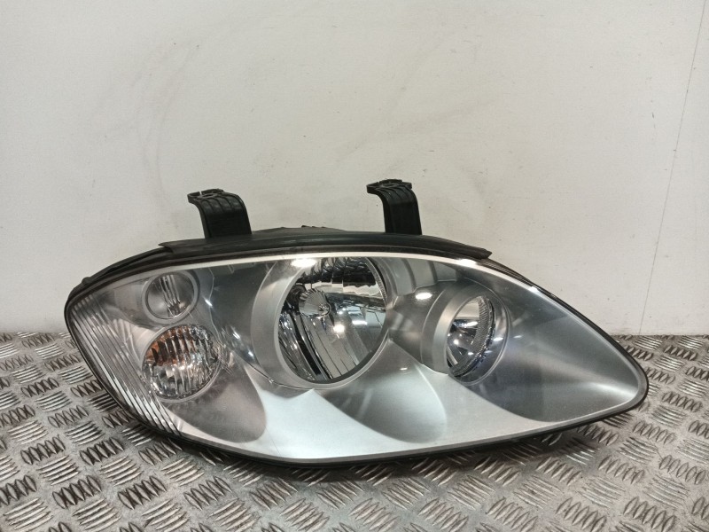 Recambio de faro derecho para ssangyong rodius i 2.7 xdi referencia OEM IAM 1080502  