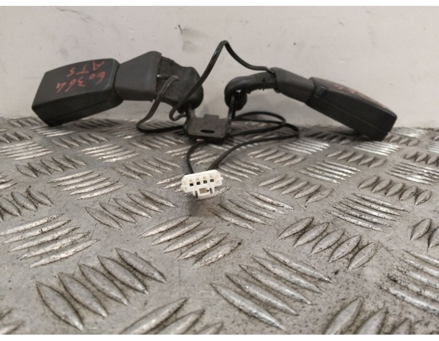 Recambio de enganche cinturon trasero central para citroën c4 cactus 1.2 vti 82 referencia OEM IAM 98059713XT  