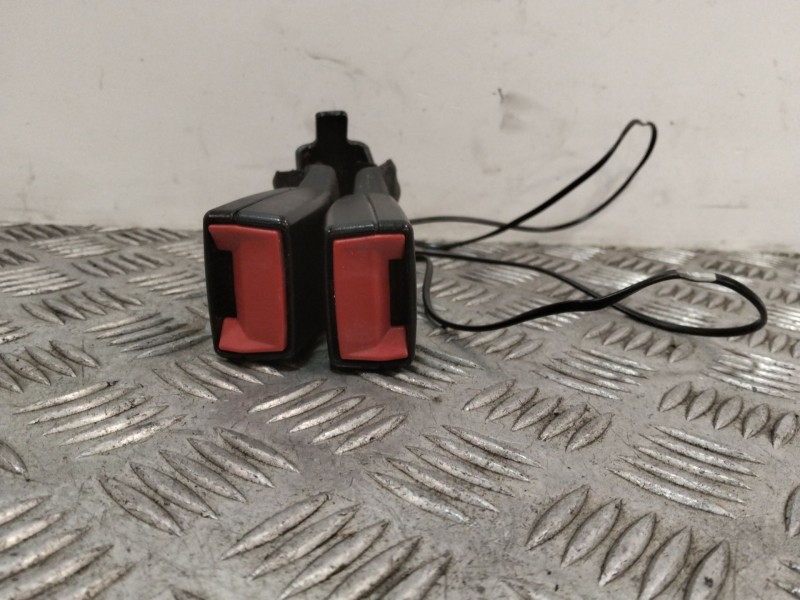 Recambio de enganche cinturon trasero central para citroën c4 cactus 1.2 vti 82 referencia OEM IAM 98059713XT  