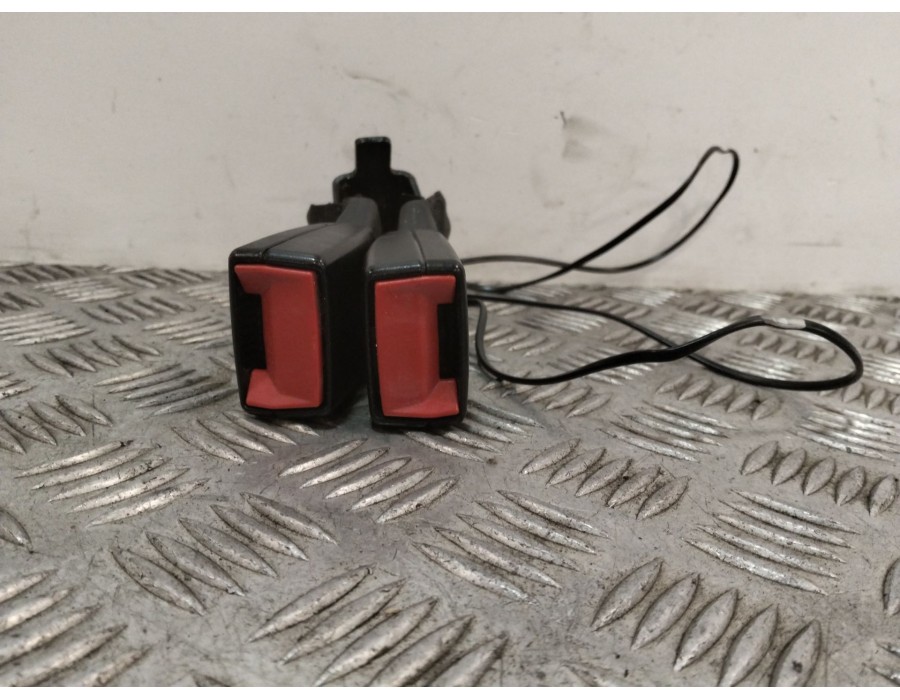 Recambio de enganche cinturon trasero central para citroën c4 cactus 1.2 vti 82 referencia OEM IAM 98059713XT  