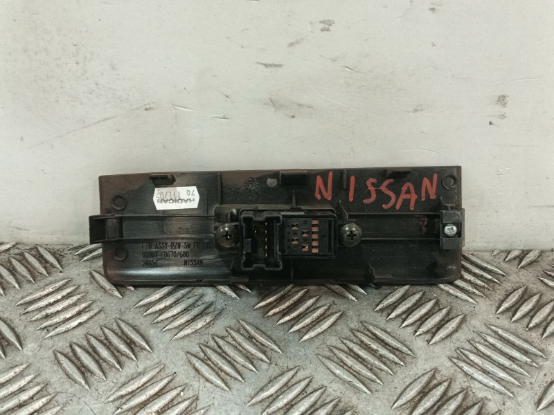 Recambio de mando elevalunas trasero izquierdo para nissan navara np300 (d40) 2.5 dci referencia OEM IAM 80961EB670  