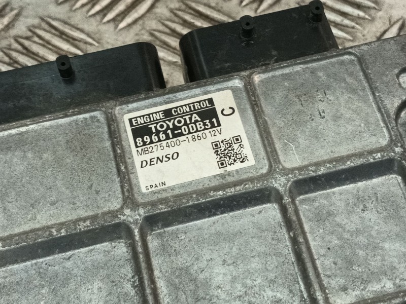 Recambio de centralita motor uce para toyota yaris 1.3 16v cat referencia OEM IAM 896610DB31 MB2754001860 