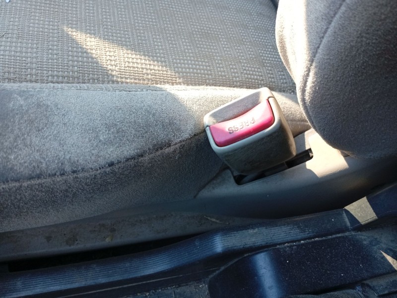 Recambio de enganche cinturon delantero derecho para nissan x-trail i (t30) 2.2 di 4x4 referencia OEM IAM   