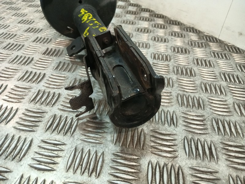 Recambio de amortiguador delantero derecho para dacia duster referencia OEM IAM 8200813791B  