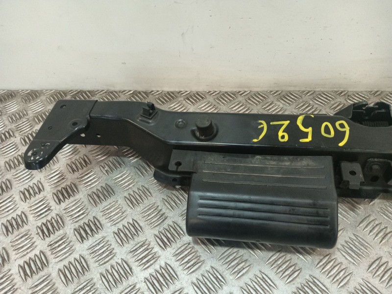 Recambio de travesaño superior para kia carens iv 1.7 crdi referencia OEM IAM 64101A4000  