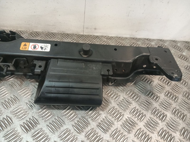 Recambio de travesaño superior para kia carens iv 1.7 crdi referencia OEM IAM 64101A4000  