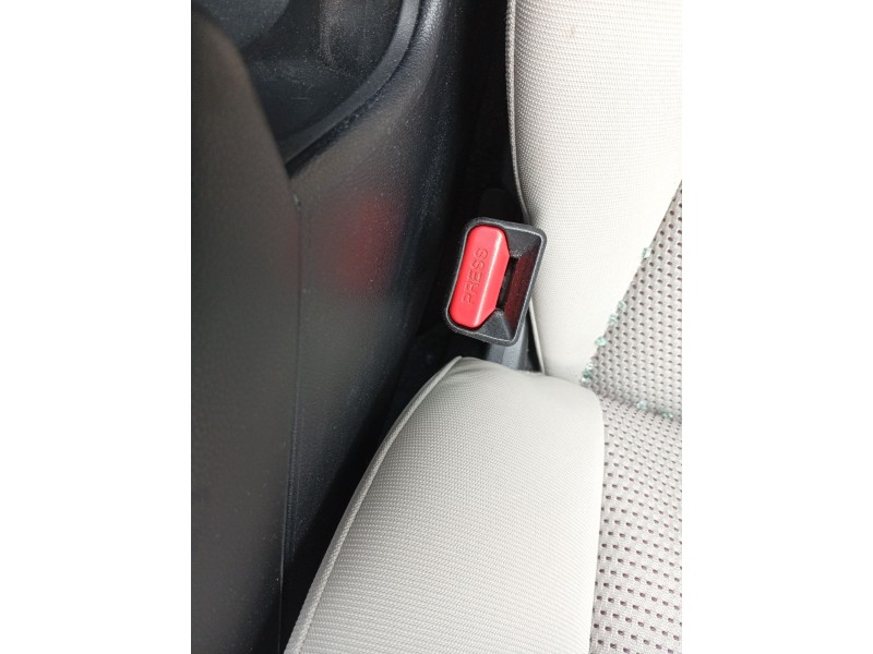 Recambio de enganche cinturon delantero derecho para mazda 3 (bk) 1.6 (bk14) referencia OEM IAM   