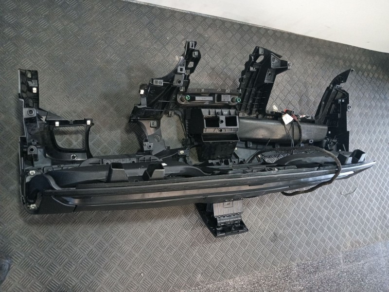Recambio de salpicadero para iveco daily vi furgoneta 35s18, 35c18, 40c18, 50c18, 60c18, 65c18, 70c18 referencia OEM IAM 5801544