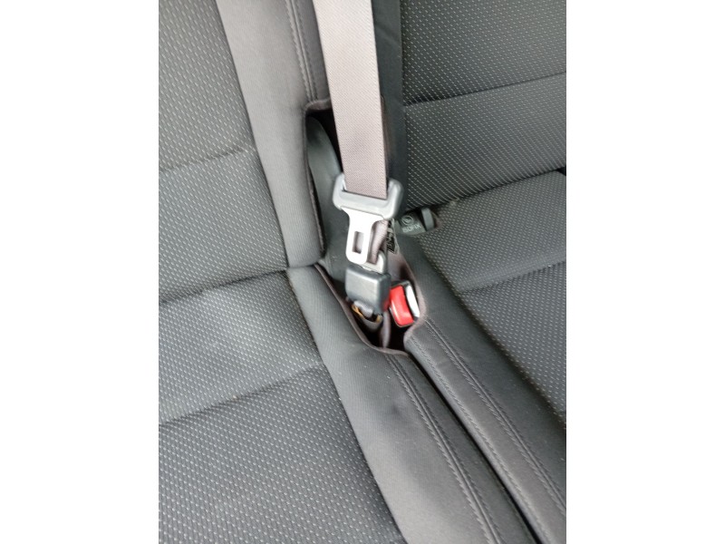 Recambio de enganche cinturon trasero central para kia carens iv 1.7 crdi referencia OEM IAM 89860A4100WK 89830A4200WK 