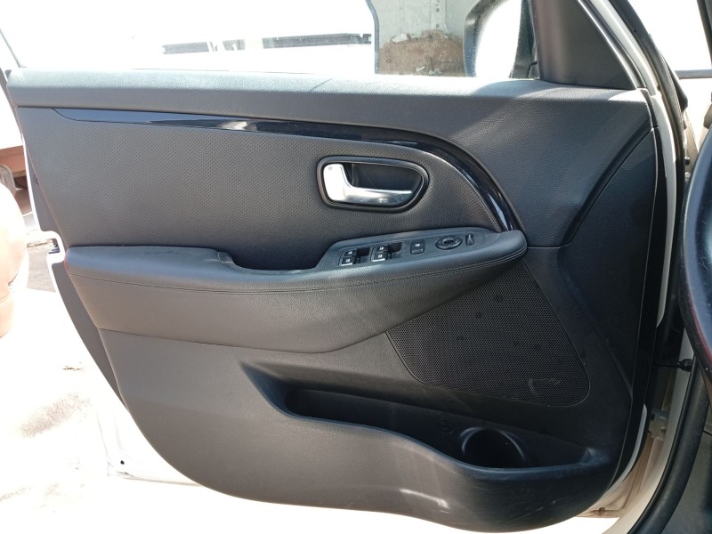 Recambio de guarnecido puerta delantera izquierda para kia carens iv 1.7 crdi referencia OEM IAM 82315A4000  