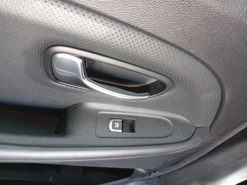 Recambio de mando elevalunas trasero izquierdo para kia carens iv 1.7 crdi referencia OEM IAM   