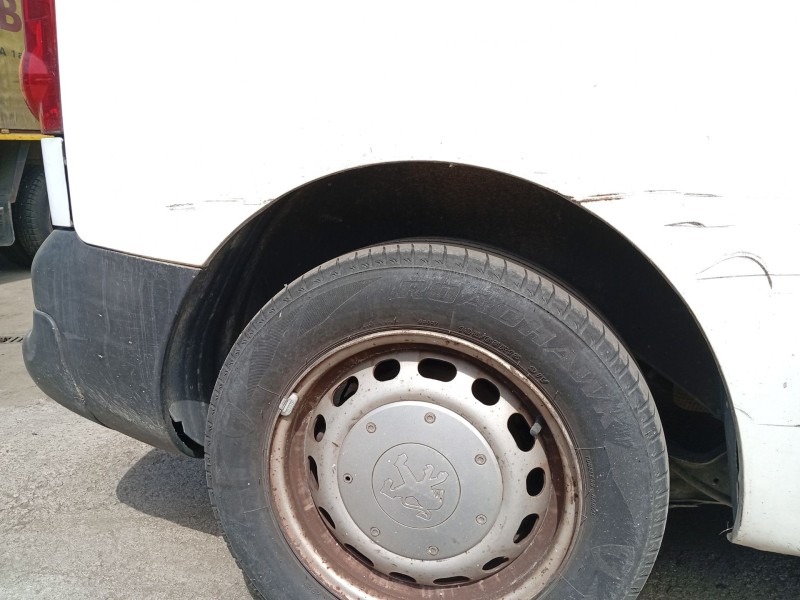 Recambio de paso de rueda trasero derecho para peugeot partner furgoneta/monovolumen 1.6 hdi referencia OEM IAM 1679982180  
