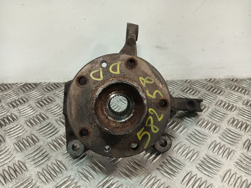 Recambio de mangueta delantera derecha para dacia duster referencia OEM IAM 8200881916  
