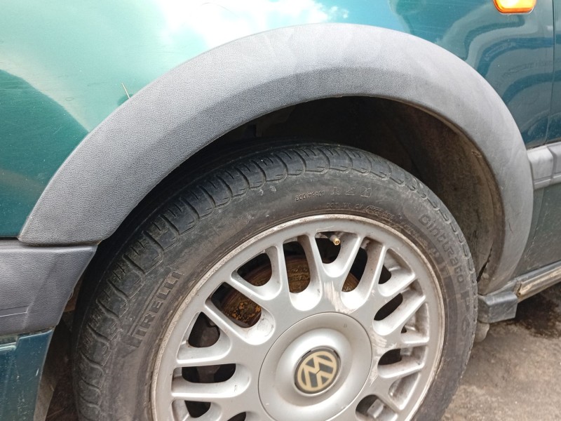 Recambio de paso de rueda delantero izquierdo para volkswagen golf iii (1h1) 1.9 tdi referencia OEM IAM 1H0809961A  