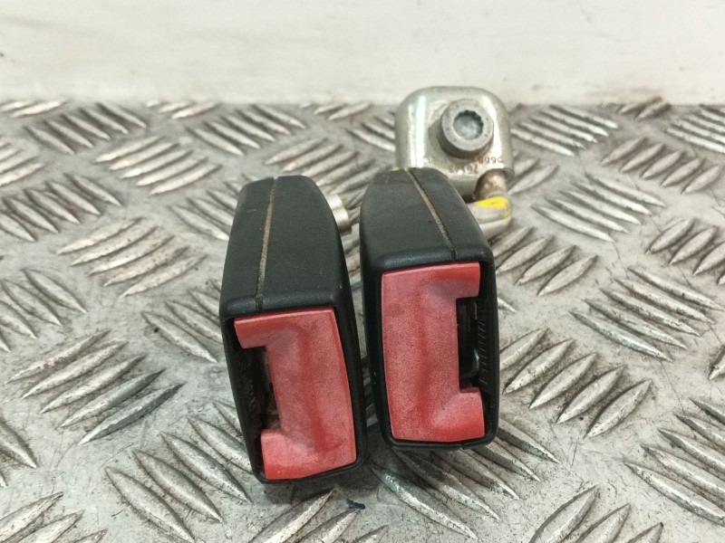 Recambio de enganche cinturon trasero izquierdo para seat leon (1p1) 1.9 tdi referencia OEM IAM 1K0857739H  