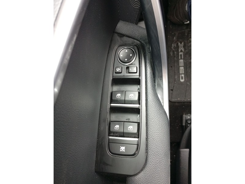 Recambio de mando elevalunas delantero izquierdo para kia xceed (cd) 1.5 t-gdi mhev referencia OEM IAM 93571J7000  