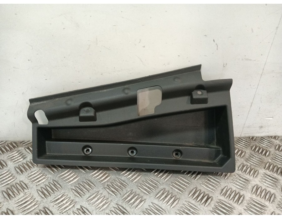 Recambio de moldura para iveco daily vi furgoneta 35s18, 35c18, 40c18, 50c18, 60c18, 65c18, 70c18 referencia OEM IAM 5801597902 