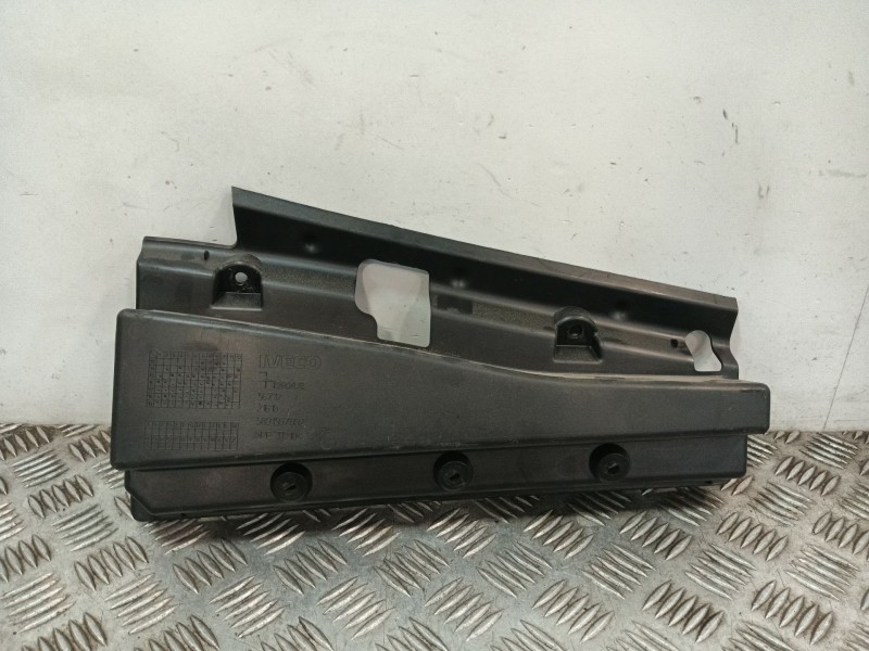 Recambio de moldura para iveco daily vi furgoneta 35s18, 35c18, 40c18, 50c18, 60c18, 65c18, 70c18 referencia OEM IAM 5801597902 