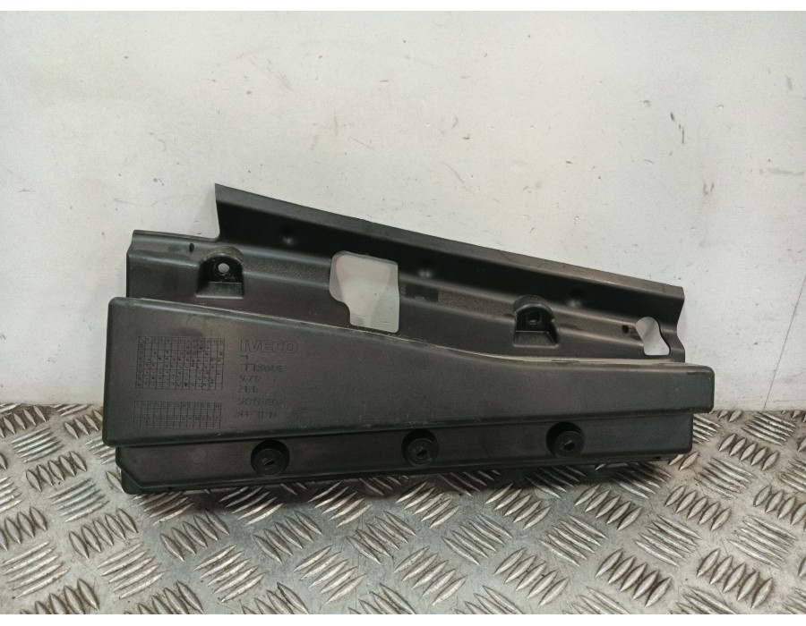 Recambio de moldura para iveco daily vi furgoneta 35s18, 35c18, 40c18, 50c18, 60c18, 65c18, 70c18 referencia OEM IAM 5801597902 