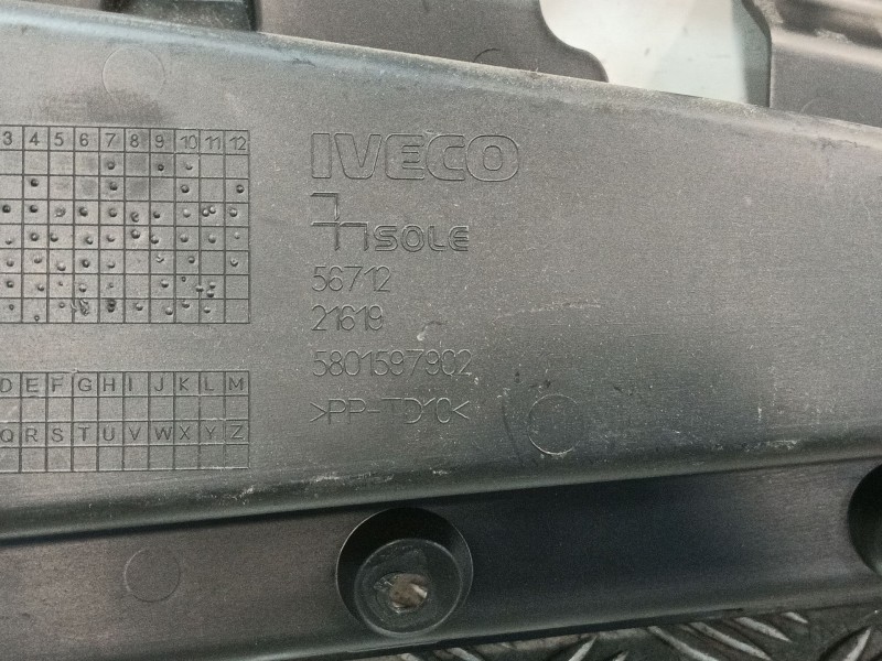Recambio de moldura para iveco daily vi furgoneta 35s18, 35c18, 40c18, 50c18, 60c18, 65c18, 70c18 referencia OEM IAM 5801597902 