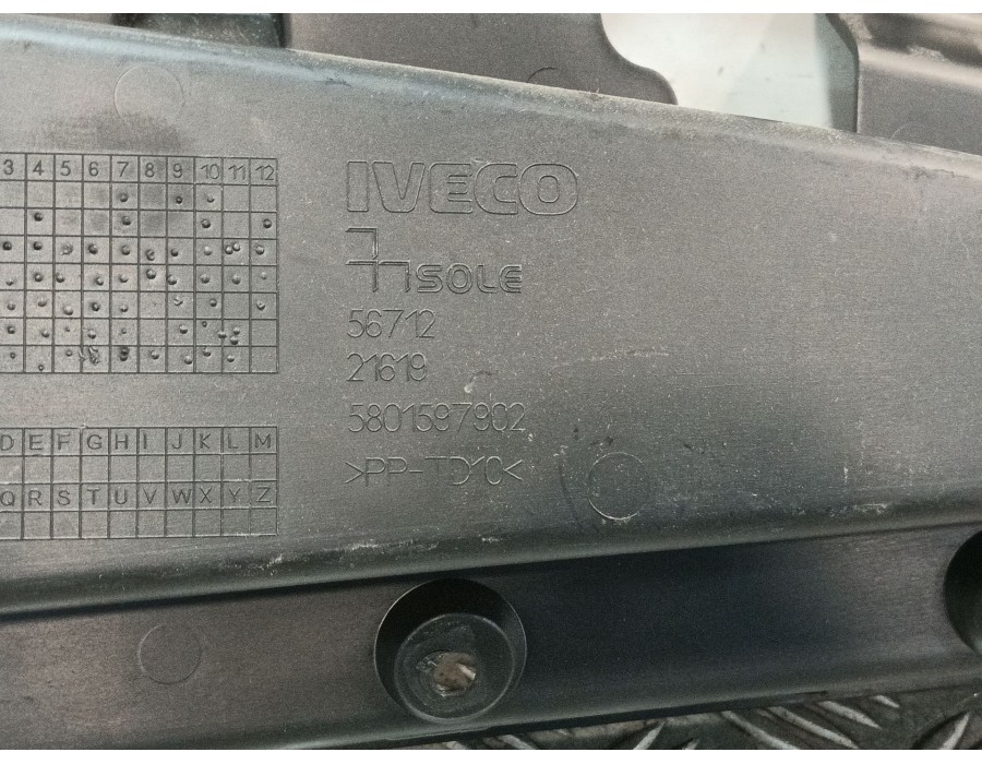 Recambio de moldura para iveco daily vi furgoneta 35s18, 35c18, 40c18, 50c18, 60c18, 65c18, 70c18 referencia OEM IAM 5801597902 