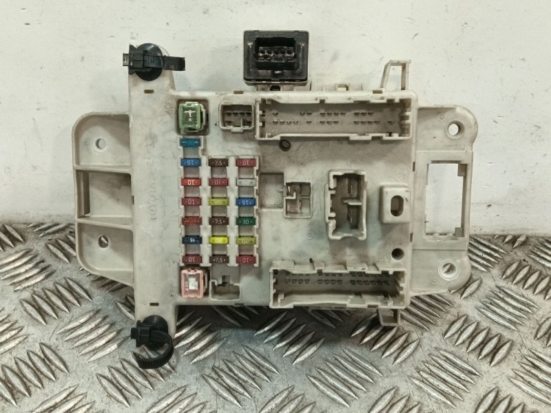 Recambio de caja reles / fusibles para toyota rav 4 (a2) 2.0 turbodiesel cat referencia OEM IAM 8198050030  