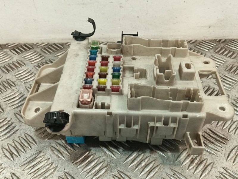 Recambio de caja reles / fusibles para toyota rav 4 (a2) 2.0 turbodiesel cat referencia OEM IAM 8198050030  