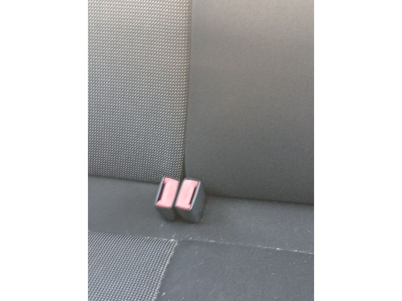 Recambio de enganche cinturon trasero central para opel astra h (a04) 1.6 (l48) referencia OEM IAM 401266978  