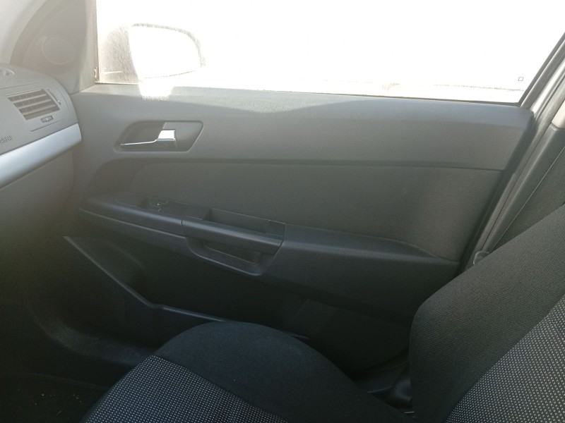 Recambio de guarnecido puerta delantera derecha para opel astra h (a04) 1.6 (l48) referencia OEM IAM 13153874  