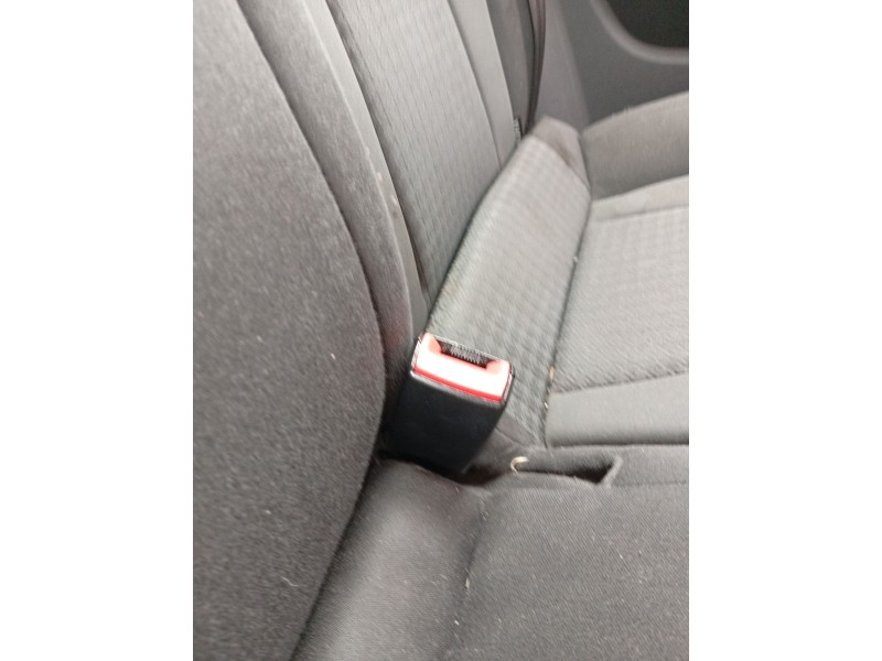 Recambio de enganche cinturon trasero izquierdo para audi a1 (8x1, 8xk) 1.6 tdi referencia OEM IAM 8X0857739C  