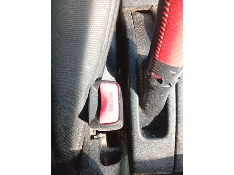 Recambio de enganche cinturon delantero izquierdo para mazda 5 (cr) 2.0 cd (cr19) referencia OEM IAM B2000  