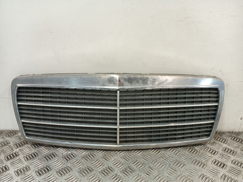 Recambio de rejilla delantera para mercedes-benz clase e (w210) e 280 (210.053) referencia OEM IAM 2108880023  