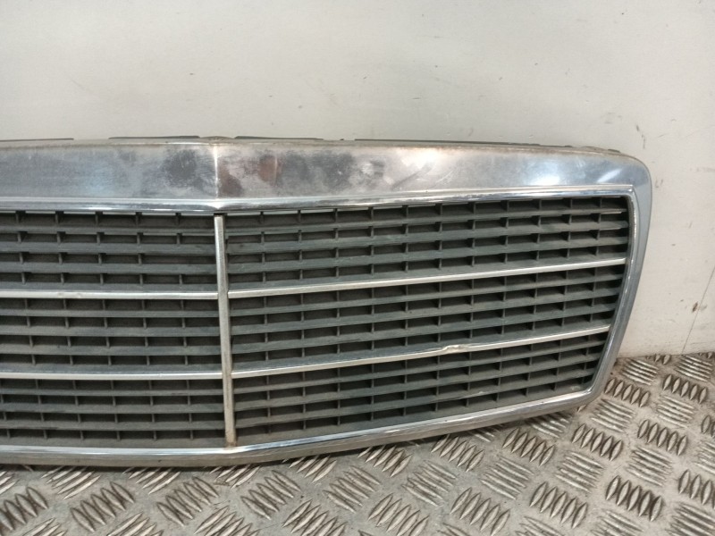 Recambio de rejilla delantera para mercedes-benz clase e (w210) e 280 (210.053) referencia OEM IAM 2108880023  
