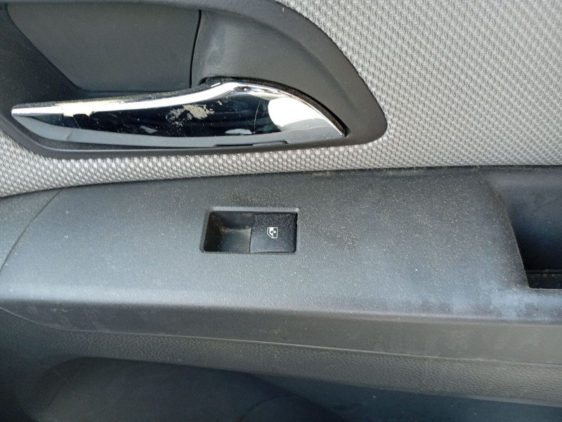 Recambio de mando elevalunas delantero derecho para chevrolet cruze (j300) 2.0 cdi referencia OEM IAM 13305370  