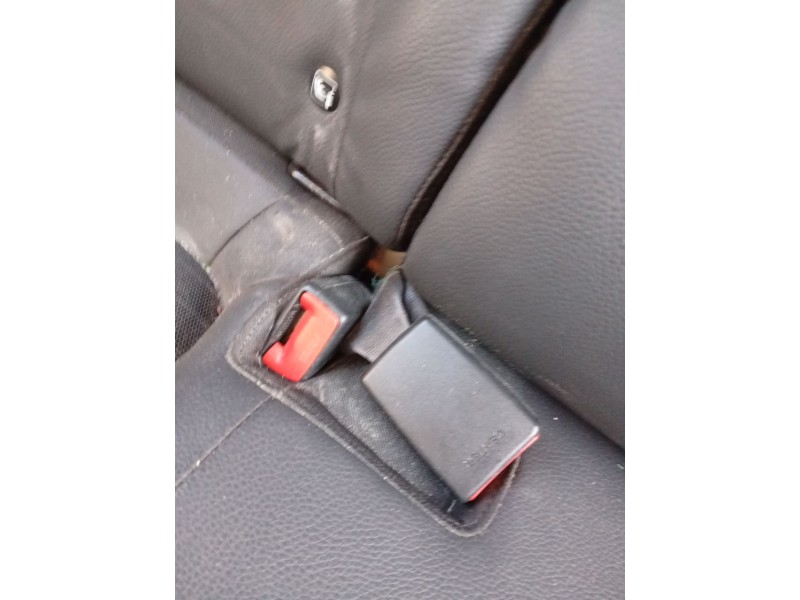 Recambio de enganche cinturon trasero derecho para kia stonic (yb) 1.0 t-gdi referencia OEM IAM 898B0H8200WK  