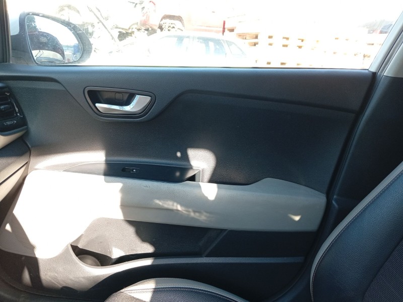 Recambio de guarnecido puerta delantera derecha para kia stonic (yb) 1.0 t-gdi referencia OEM IAM 82302H8100WK  