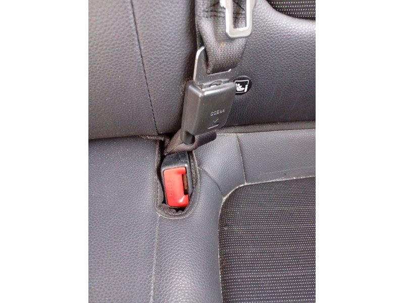 Recambio de enganche cinturon trasero izquierdo para kia stonic (yb) 1.0 t-gdi referencia OEM IAM 898J0H8200WK  