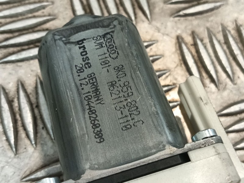Recambio de elevalunas delantero derecho para audi a1 (8x1, 8xk) 1.6 tdi referencia OEM IAM 8X3837462A  