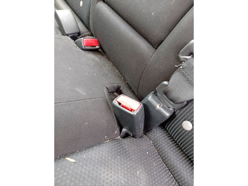 Recambio de enganche cinturon trasero izquierdo para mazda 3 sedán (bl) 1.6 mzr (bl12) referencia OEM IAM BHS257780A  