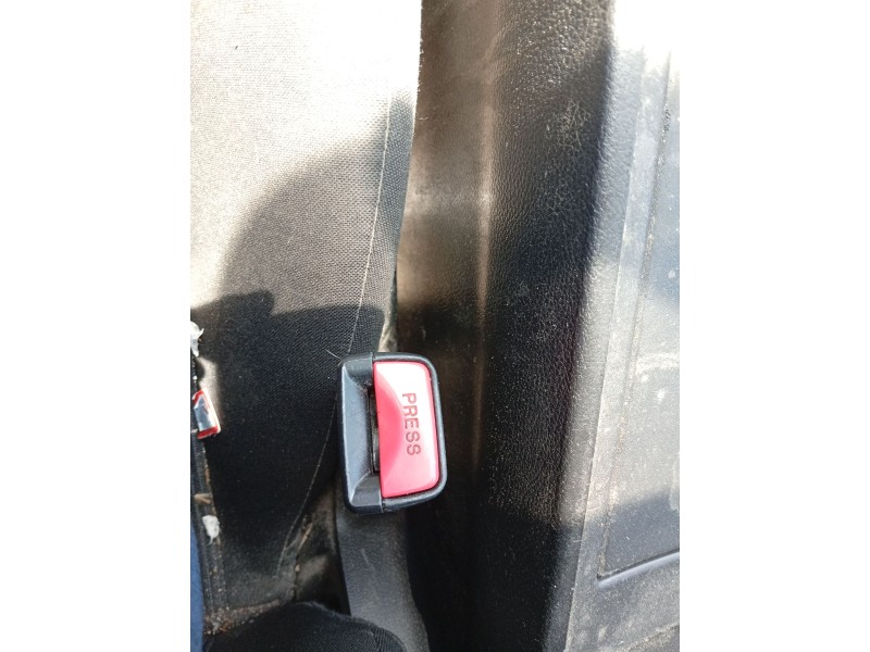 Recambio de enganche cinturon delantero izquierdo para mazda 3 sedán (bl) 1.6 mzr (bl12) referencia OEM IAM KDY557620B  