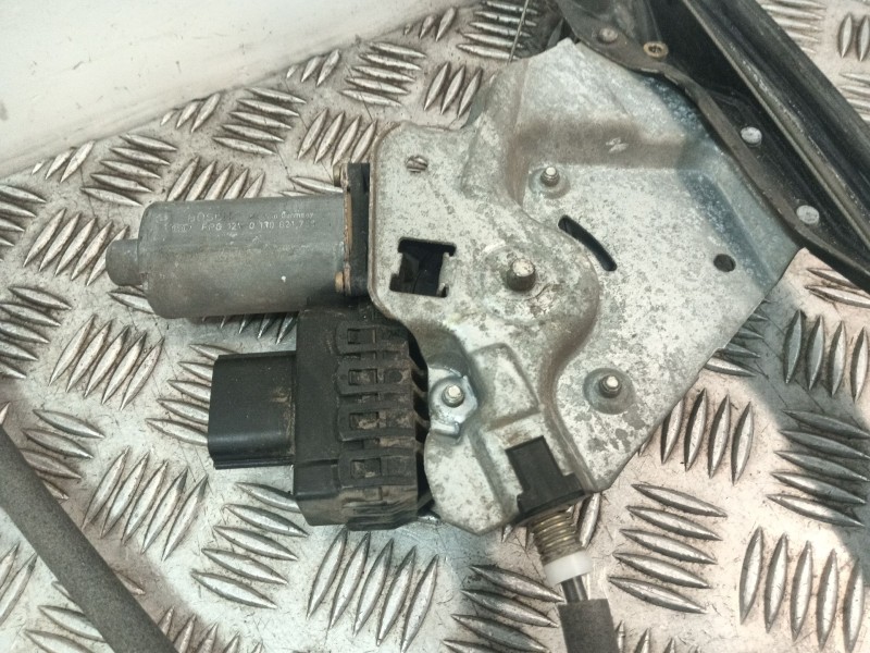 Recambio de elevalunas delantero izquierdo para ford focus i sedán (dfw) 1.8 tdci referencia OEM IAM XS4123201  