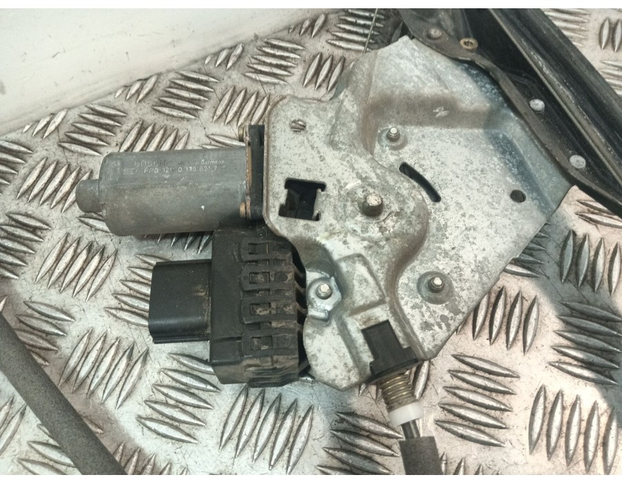 Recambio de elevalunas delantero izquierdo para ford focus i sedán (dfw) 1.8 tdci referencia OEM IAM XS4123201  